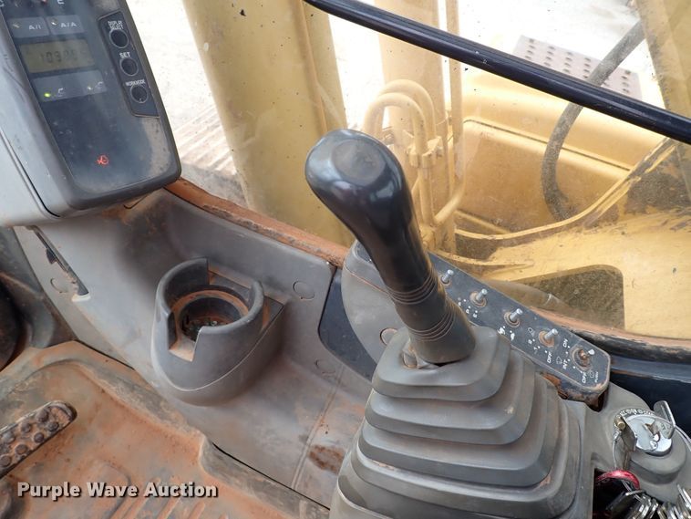 image for item MF9498 2003 John Deere 200C LC  excavator