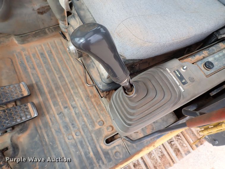 image for item MF9498 2003 John Deere 200C LC  excavator