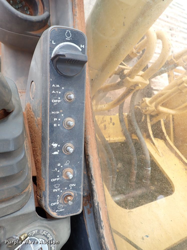 image for item MF9498 2003 John Deere 200C LC  excavator