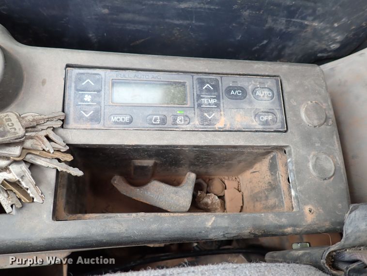 image for item MF9498 2003 John Deere 200C LC  excavator