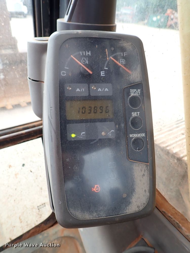 image for item MF9498 2003 John Deere 200C LC  excavator