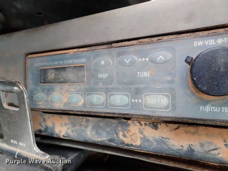 image for item MF9498 2003 John Deere 200C LC  excavator