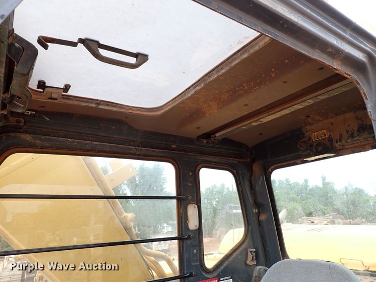 image for item MF9498 2003 John Deere 200C LC  excavator