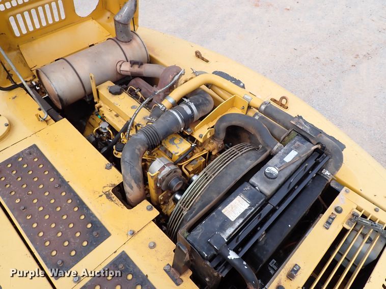 image for item MF9498 2003 John Deere 200C LC  excavator