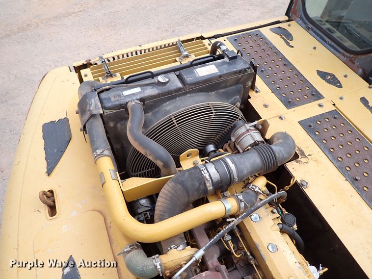 image for item MF9498 2003 John Deere 200C LC  excavator