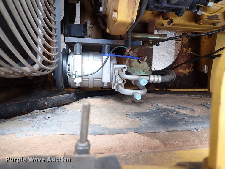 image for item MF9498 2003 John Deere 200C LC  excavator