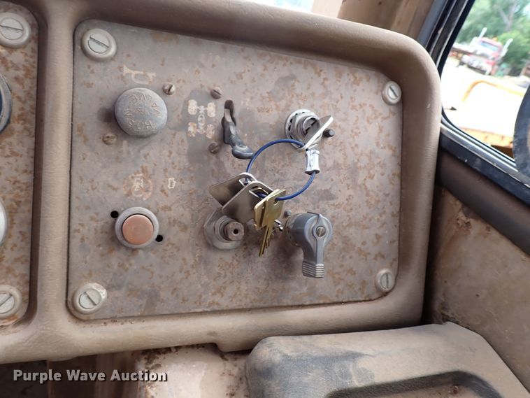 image for item MF9500 1987 Caterpillar D25C  haul truck