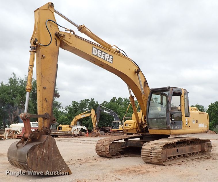 image for item MF9506 2002 John Deere 200C LC  excavator
