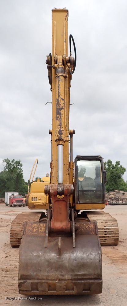 image for item MF9506 2002 John Deere 200C LC  excavator