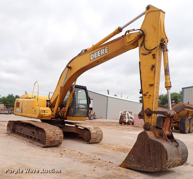 image for item MF9506 2002 John Deere 200C LC  excavator