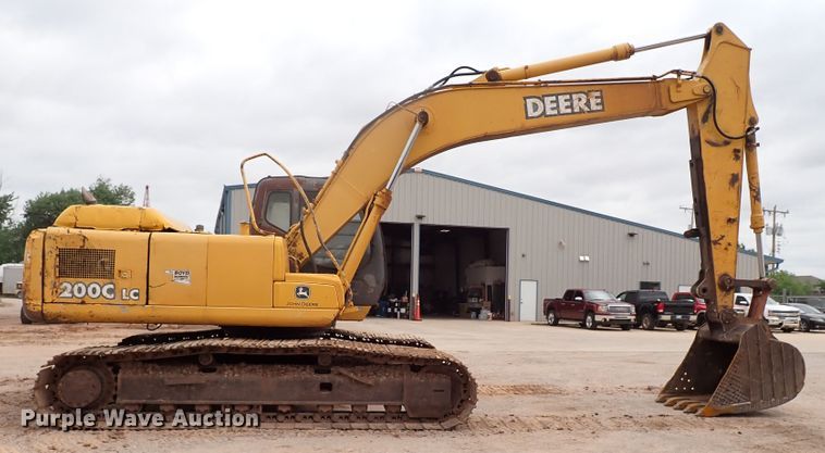 image for item MF9506 2002 John Deere 200C LC  excavator