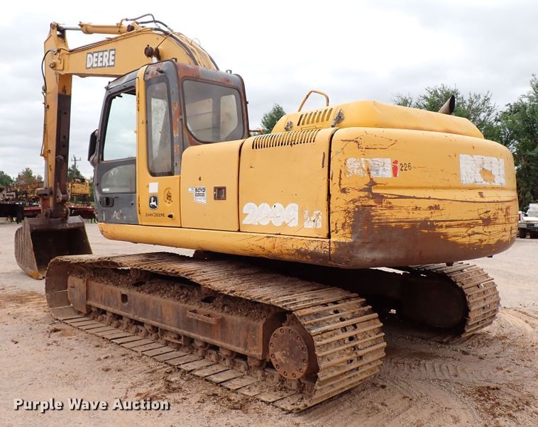 image for item MF9506 2002 John Deere 200C LC  excavator