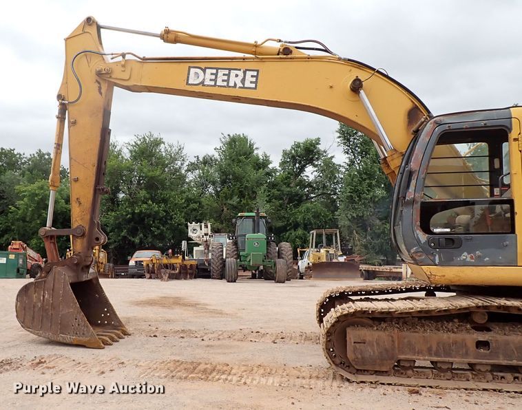 image for item MF9506 2002 John Deere 200C LC  excavator