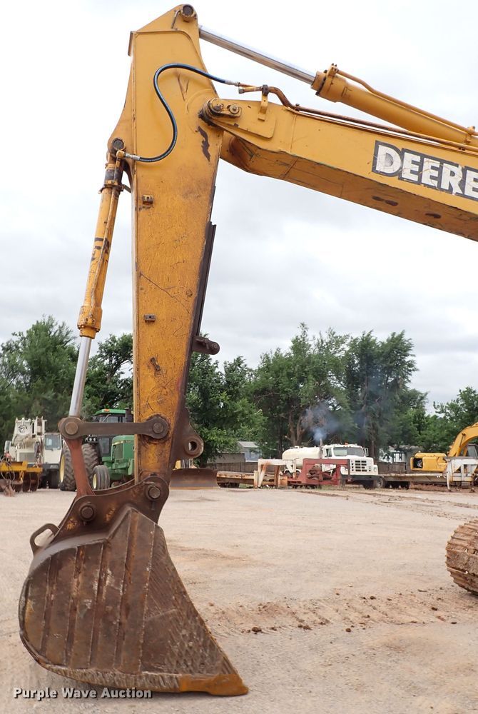 image for item MF9506 2002 John Deere 200C LC  excavator