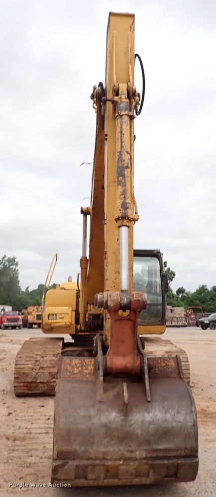 image for item MF9506 2002 John Deere 200C LC  excavator