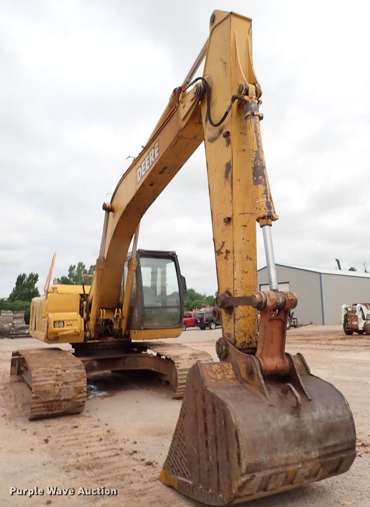 image for item MF9506 2002 John Deere 200C LC  excavator