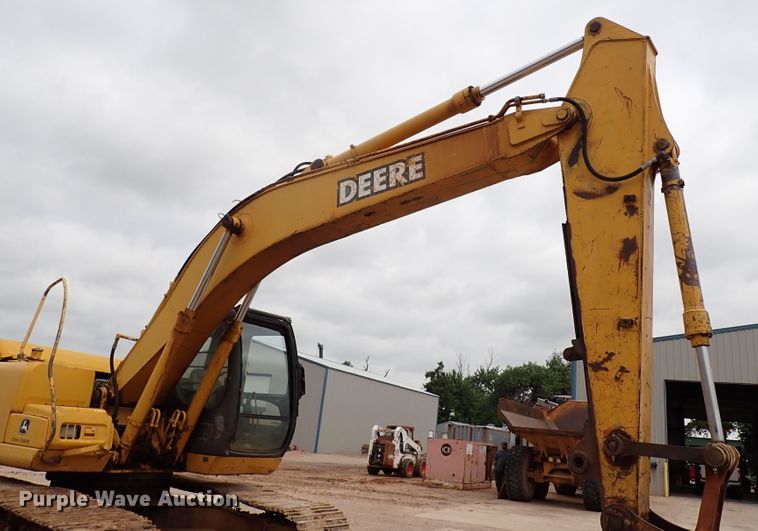 image for item MF9506 2002 John Deere 200C LC  excavator