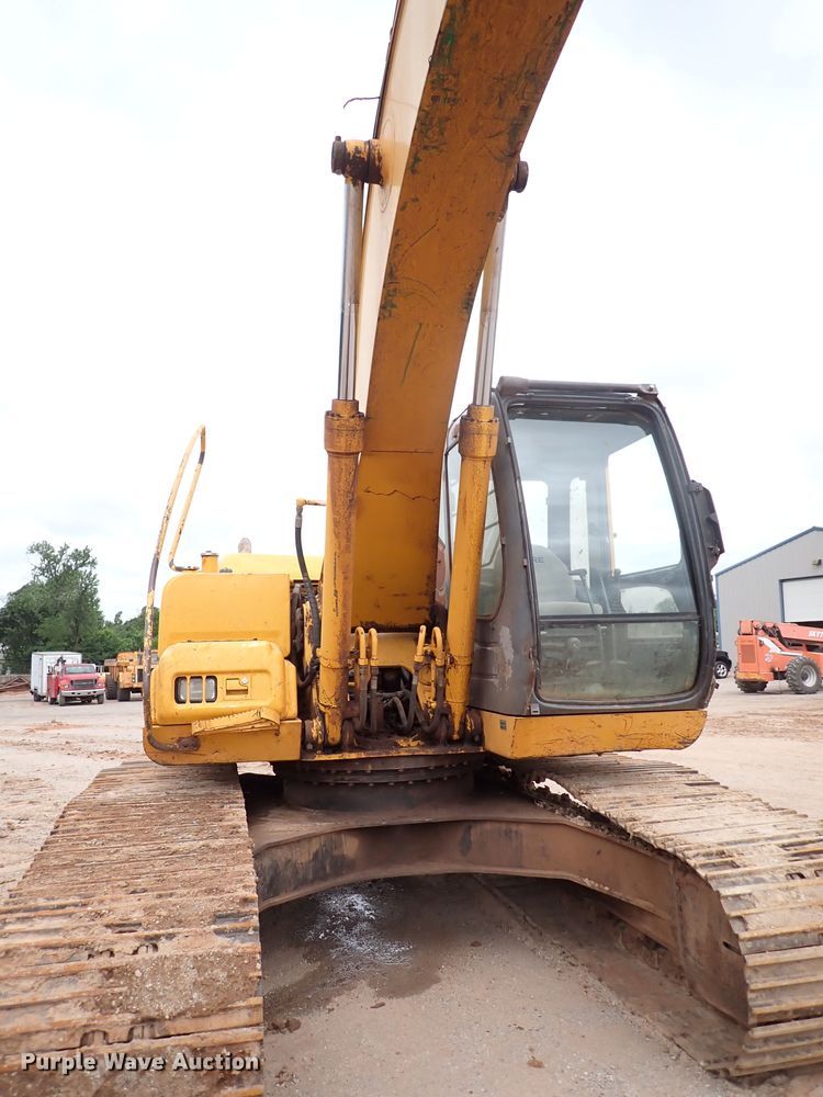 image for item MF9506 2002 John Deere 200C LC  excavator