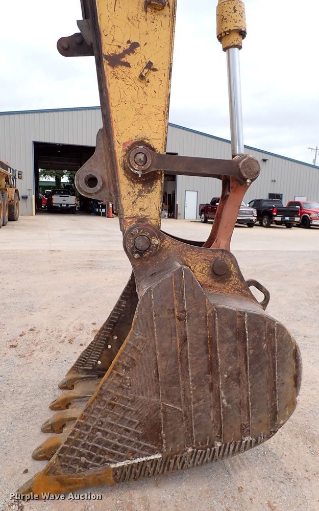 image for item MF9506 2002 John Deere 200C LC  excavator