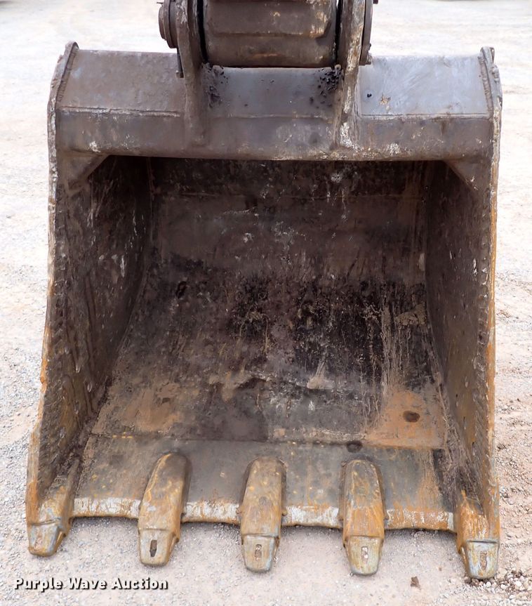 image for item MF9506 2002 John Deere 200C LC  excavator