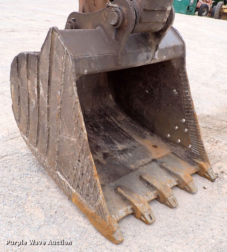 image for item MF9506 2002 John Deere 200C LC  excavator