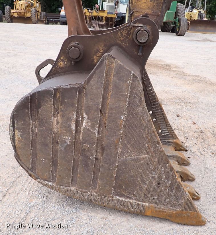 image for item MF9506 2002 John Deere 200C LC  excavator