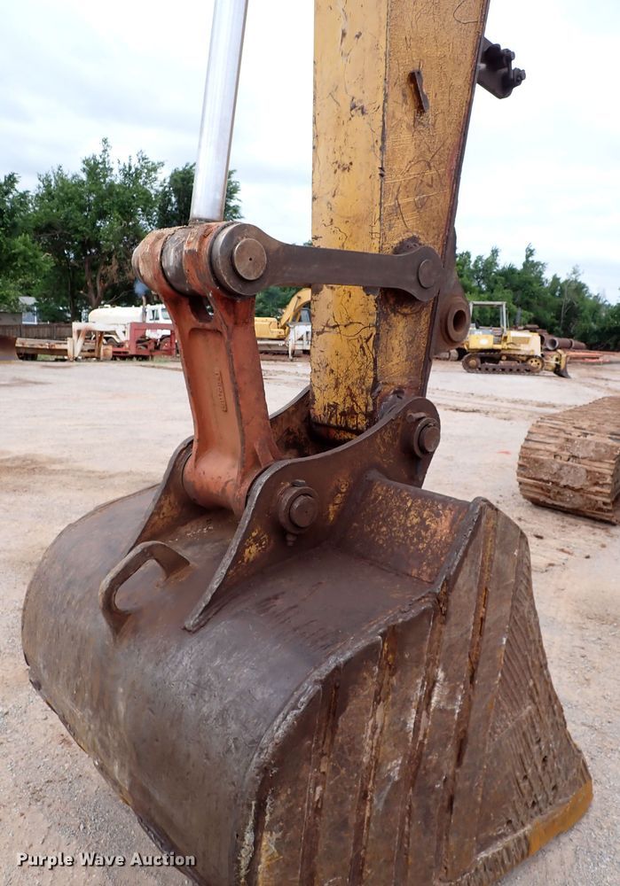 image for item MF9506 2002 John Deere 200C LC  excavator