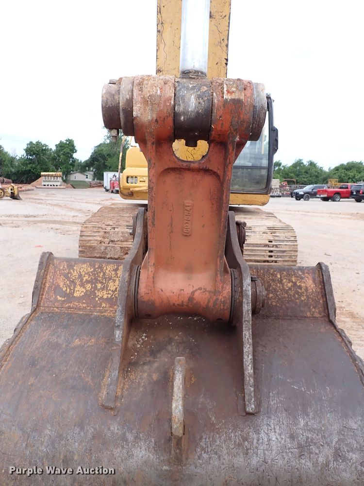 image for item MF9506 2002 John Deere 200C LC  excavator