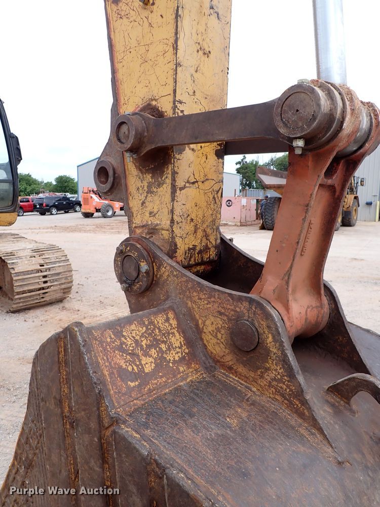 image for item MF9506 2002 John Deere 200C LC  excavator