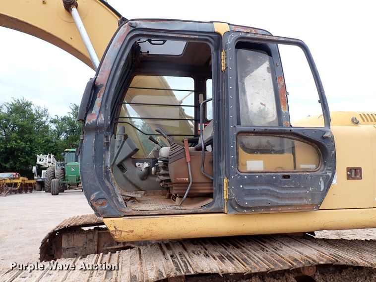 image for item MF9506 2002 John Deere 200C LC  excavator