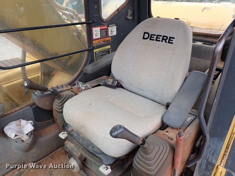 image for item MF9506 2002 John Deere 200C LC  excavator