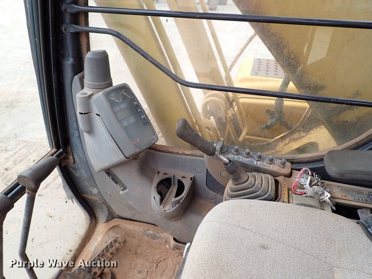 image for item MF9506 2002 John Deere 200C LC  excavator