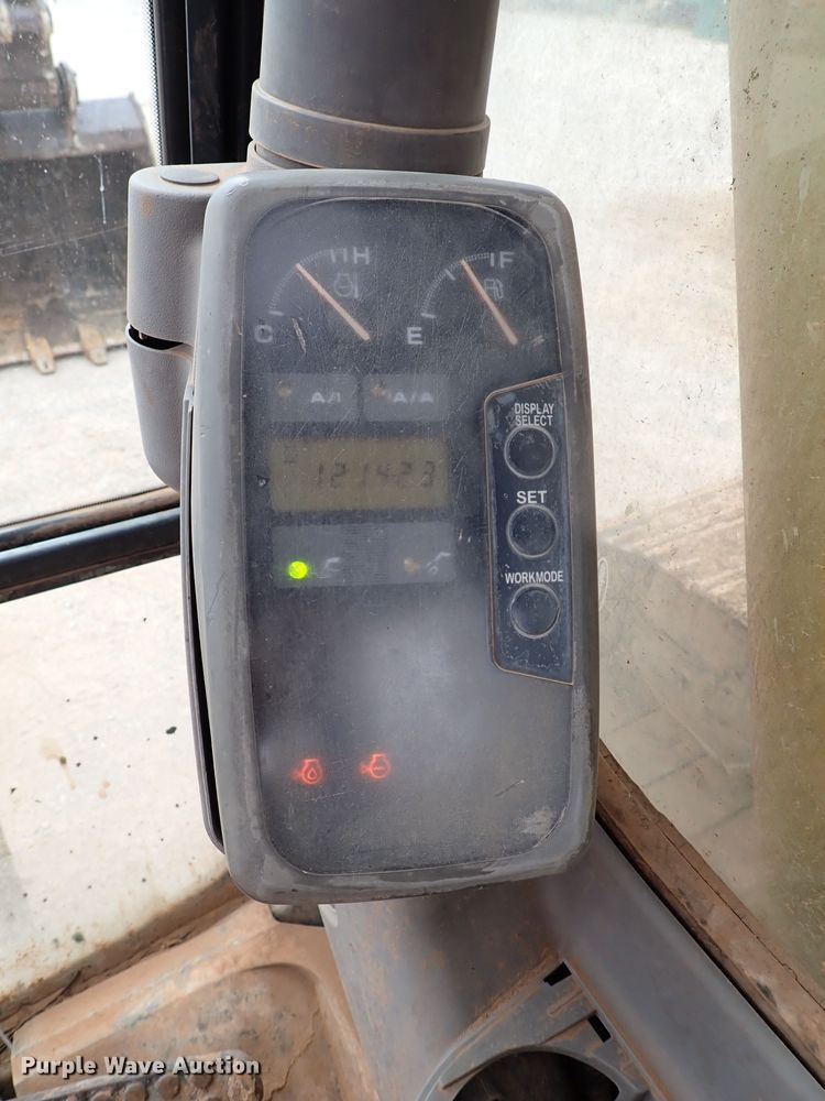 image for item MF9506 2002 John Deere 200C LC  excavator