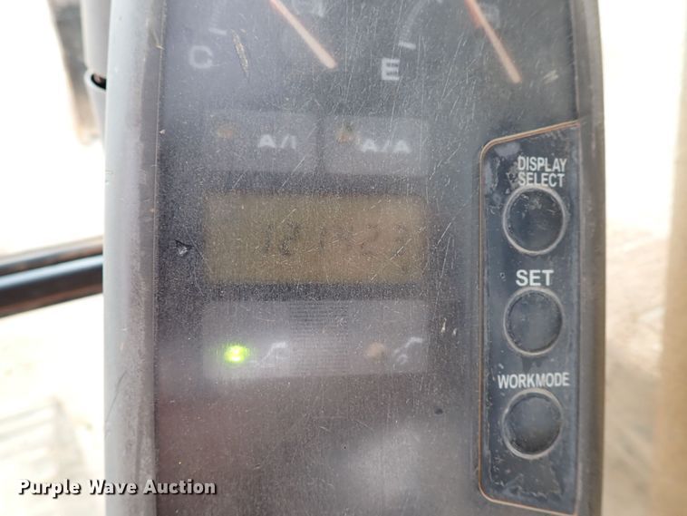 image for item MF9506 2002 John Deere 200C LC  excavator