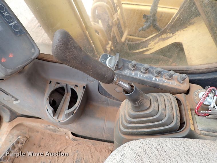 image for item MF9506 2002 John Deere 200C LC  excavator