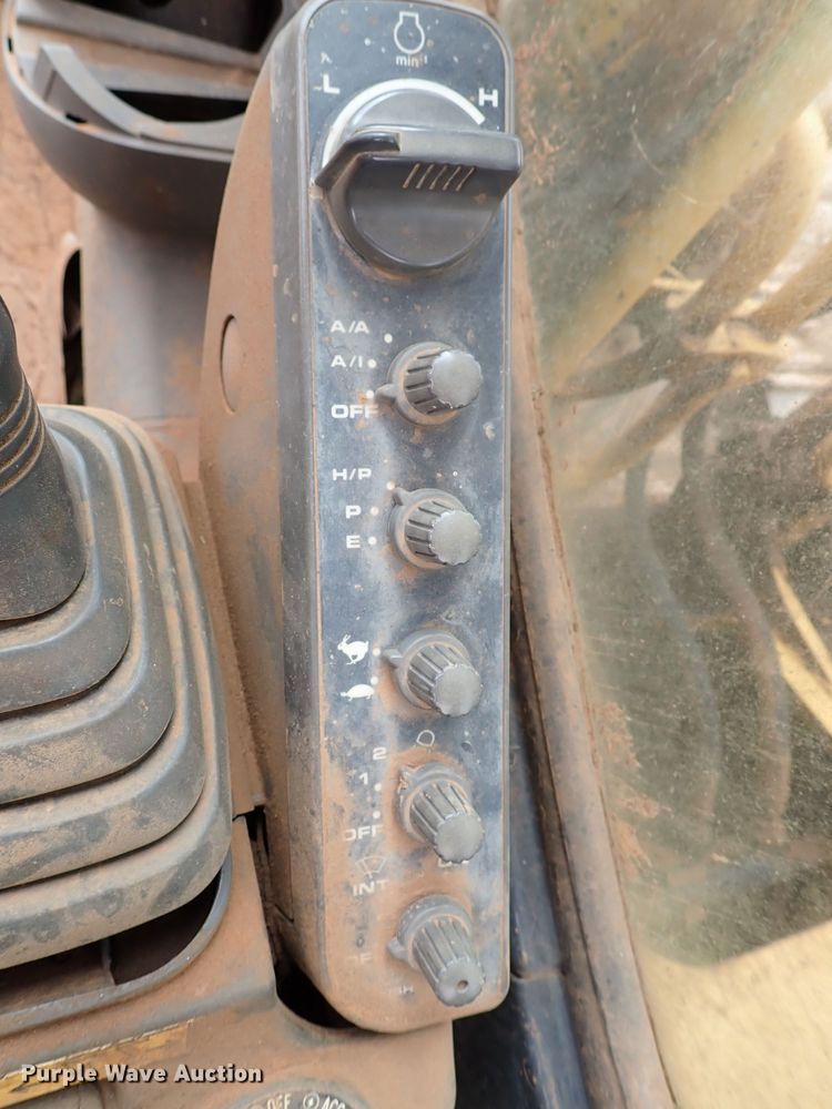 image for item MF9506 2002 John Deere 200C LC  excavator