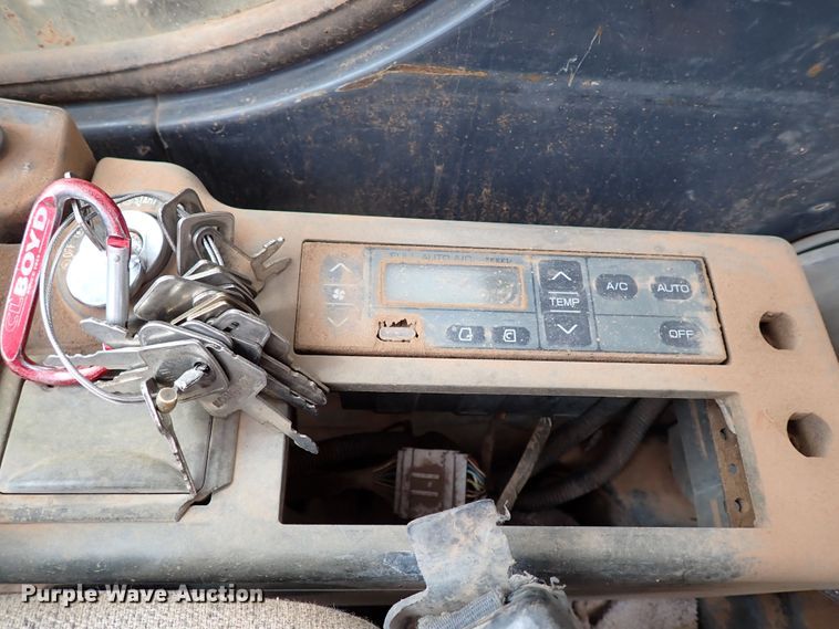 image for item MF9506 2002 John Deere 200C LC  excavator