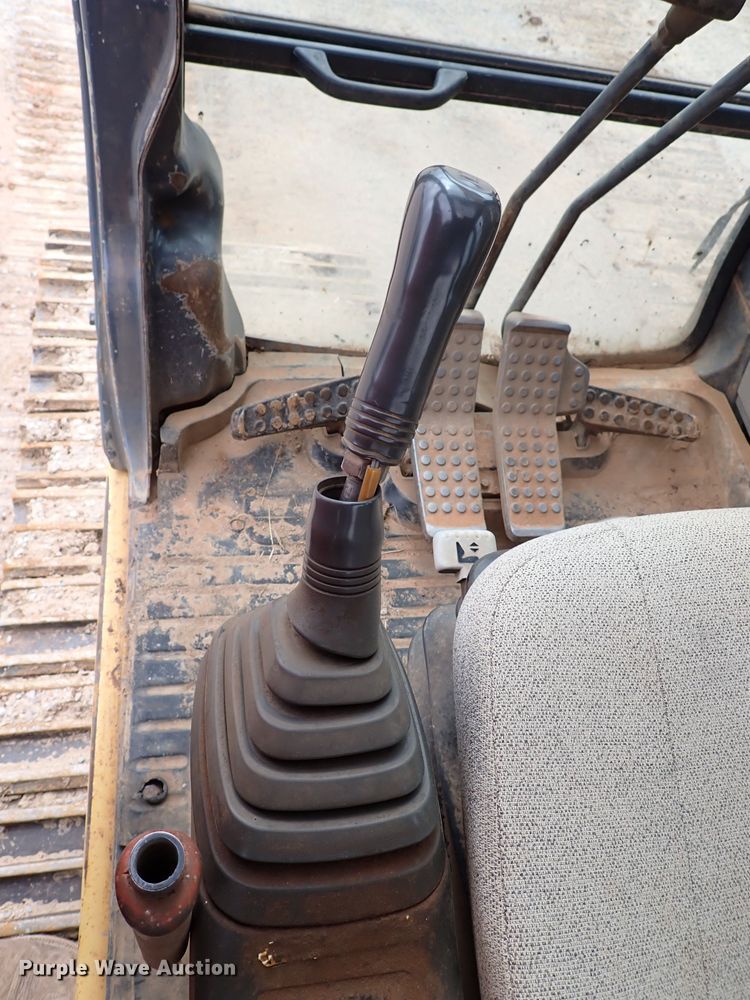 image for item MF9506 2002 John Deere 200C LC  excavator