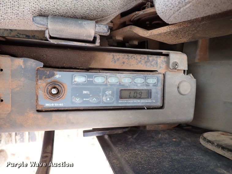 image for item MF9506 2002 John Deere 200C LC  excavator