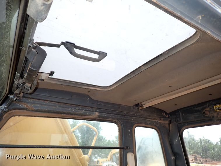 image for item MF9506 2002 John Deere 200C LC  excavator