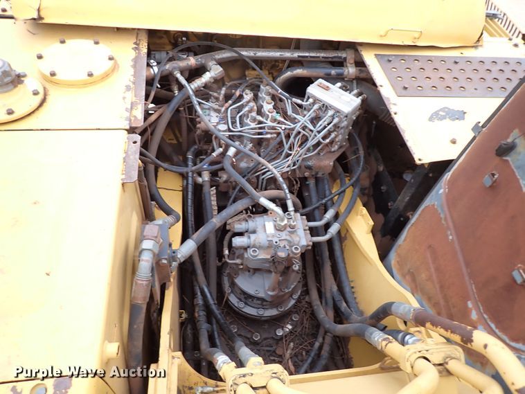 image for item MF9506 2002 John Deere 200C LC  excavator