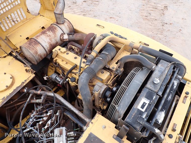 image for item MF9506 2002 John Deere 200C LC  excavator