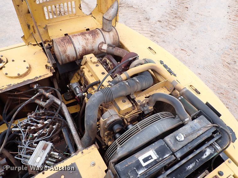 image for item MF9506 2002 John Deere 200C LC  excavator