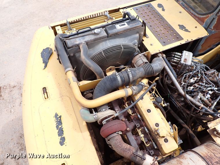 image for item MF9506 2002 John Deere 200C LC  excavator