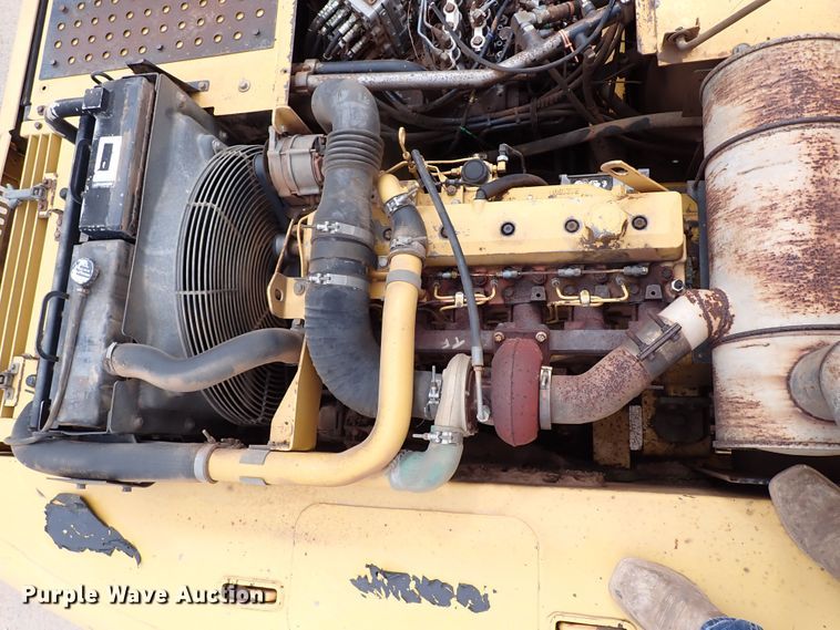 image for item MF9506 2002 John Deere 200C LC  excavator