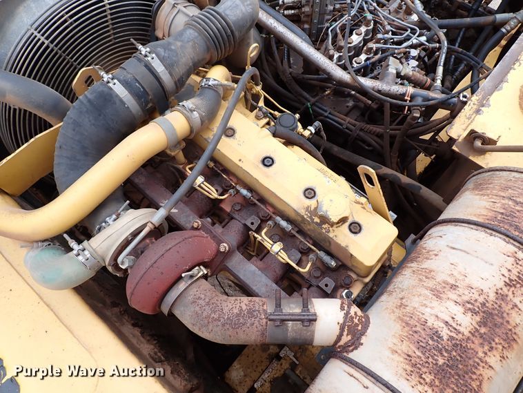 image for item MF9506 2002 John Deere 200C LC  excavator