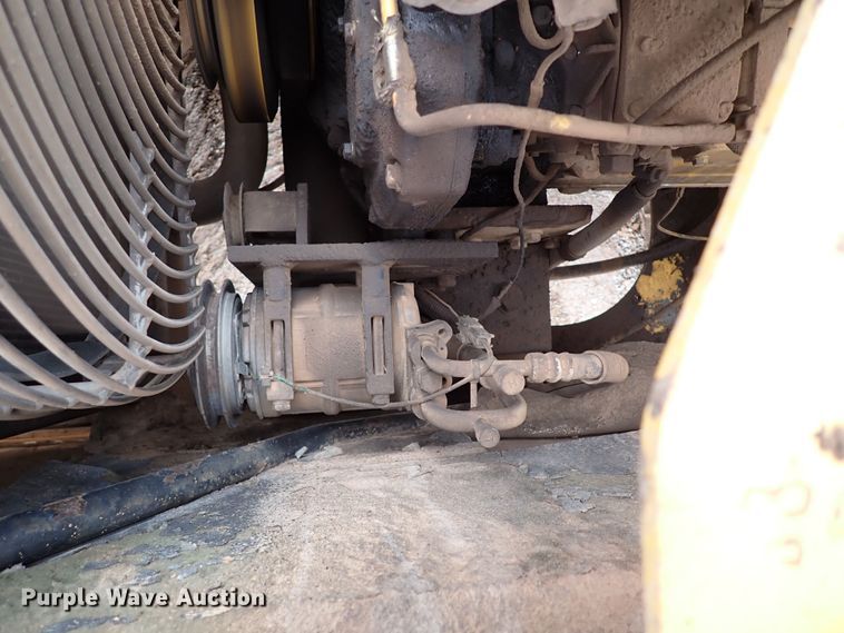 image for item MF9506 2002 John Deere 200C LC  excavator