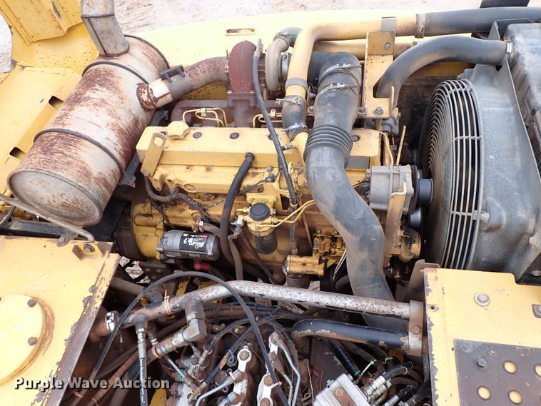 image for item MF9506 2002 John Deere 200C LC  excavator