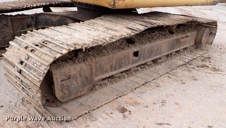 image for item MF9506 2002 John Deere 200C LC  excavator