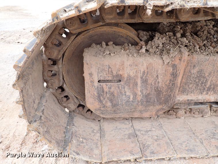 image for item MF9506 2002 John Deere 200C LC  excavator